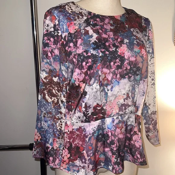 Beautiful Floral Blouse!🌸🍍🍍🍍 - Picture 5 of 8